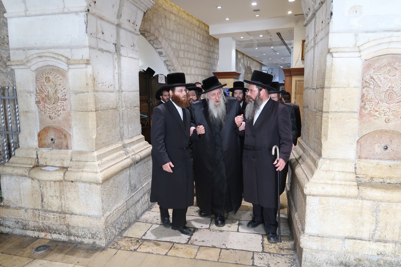 האדמו"ר מטשארנוביל בתפילה במקומות הקדושים בירושלים 
