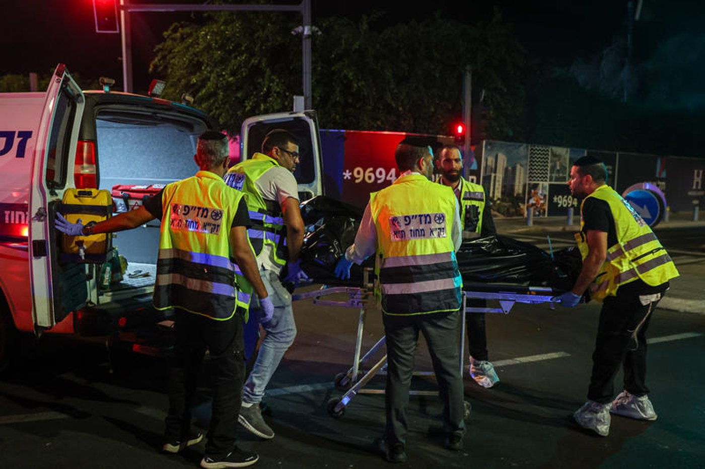 פינוי הפצועים בזירת הפיגוע הקשה ביפו