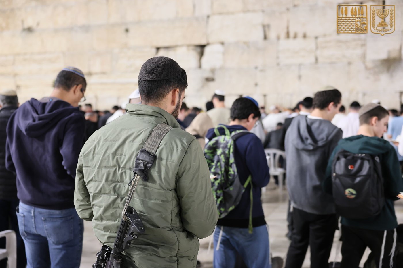 הכנסת ספר תורה לזכרם של הנופלים במלחמת 'חרבות ברזל'