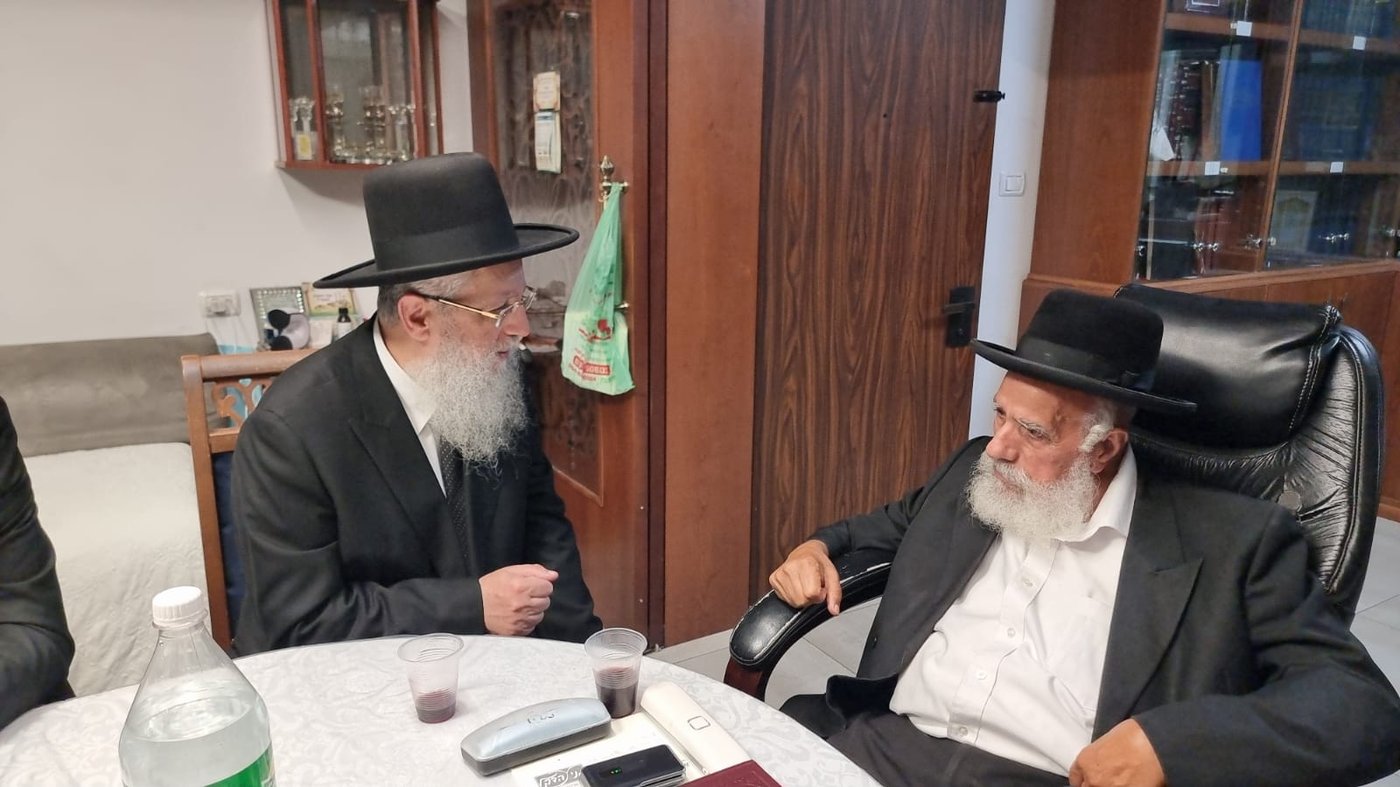 הראשון לציון הגר"ד יוסף בבתי גדולי ישראל | צפו בתיעוד