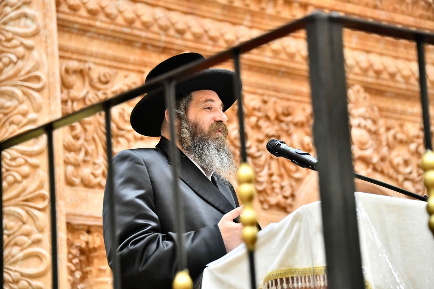 האדמו"ר מפיטסבורג בשיחה בביהמ"ד ויז'ניץ 