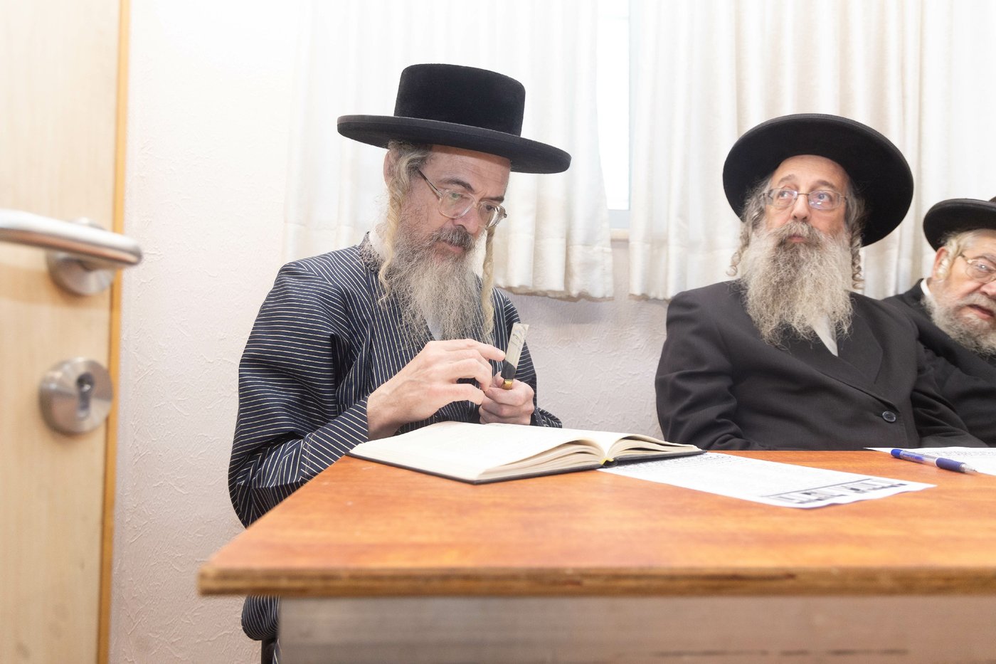 הגר"מ שטרנבוך בבדיקת סכינים 