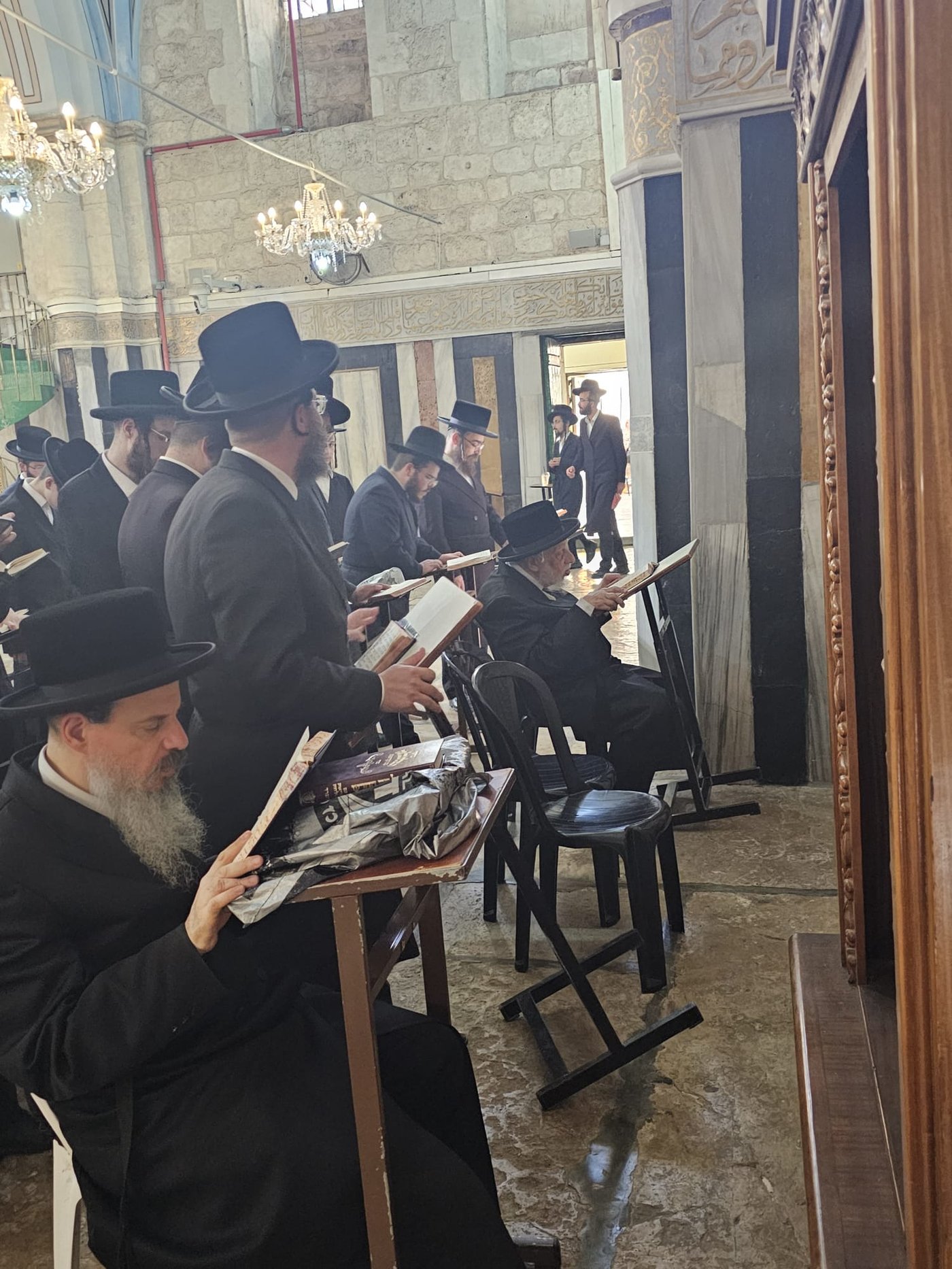 האדמו"ר מקופיטשניץ במערת המכפלה 