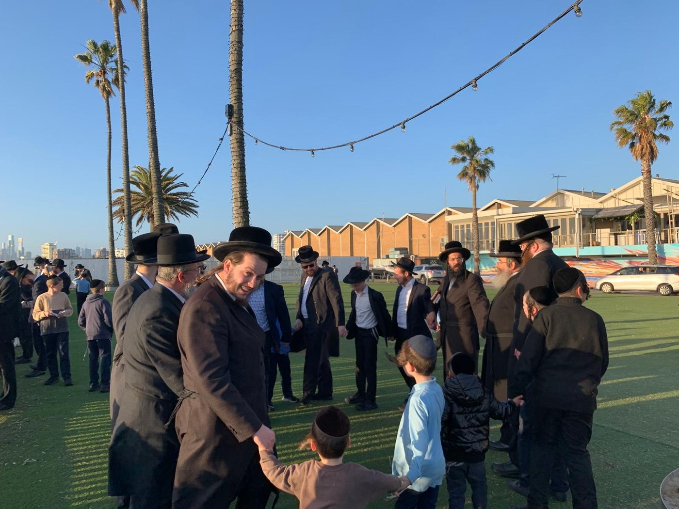 גאב"ד מעלברון שבאוסטרליה בתשליך יחד עם בני קהילתו 