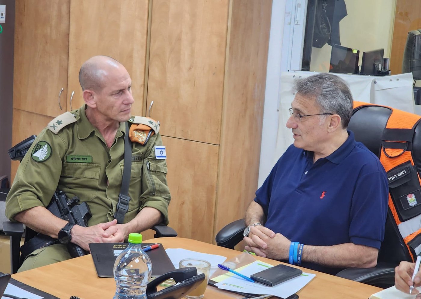 מפקד פיקוד העורף האלוף רפיא מילוא עם ראש עיריית כרמיאל משה קונינסקי