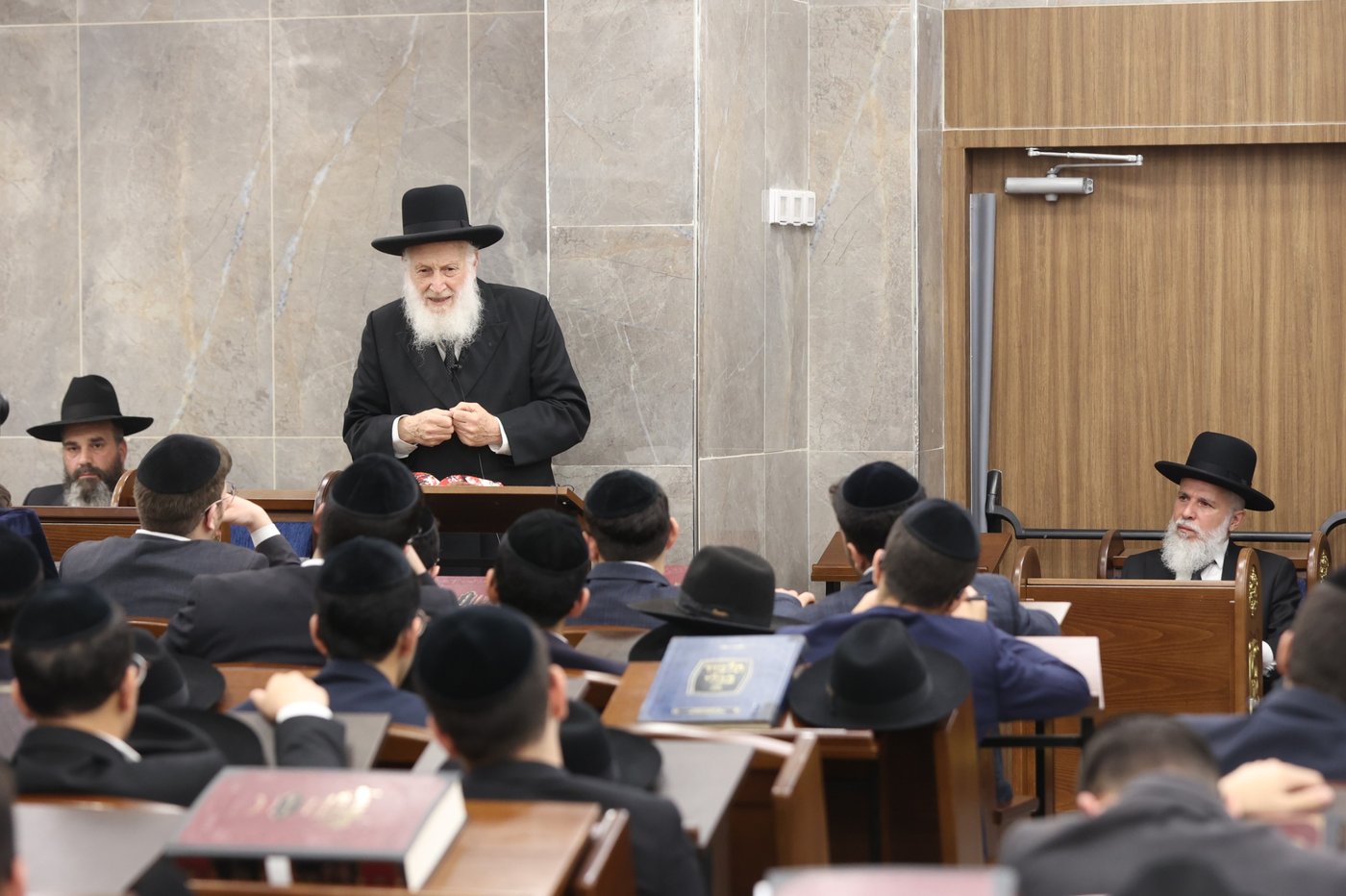 הגאון הרב שמואל בצלאל בשיחת חיזוק בישיבת 'אבני נזר' 