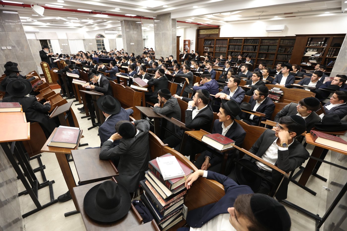 הגאון הרב שמואל בצלאל בשיחת חיזוק בישיבת 'אבני נזר' 
