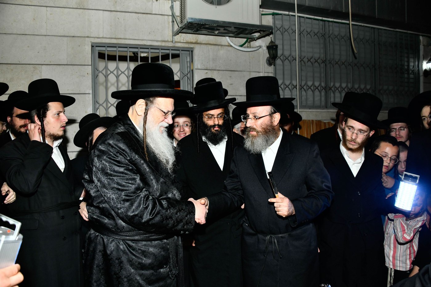 האדמו"ר ממודז'יץ במנהג כפרות