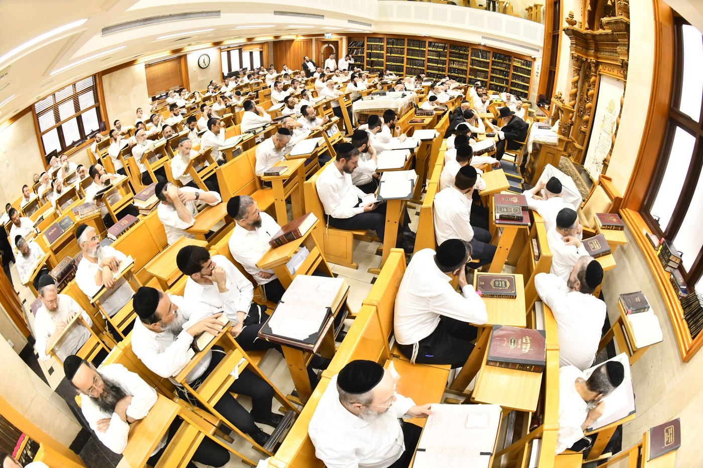 הגרמ"צ ברגמן בשיחת חיזוק בהיכל ישיבתו 