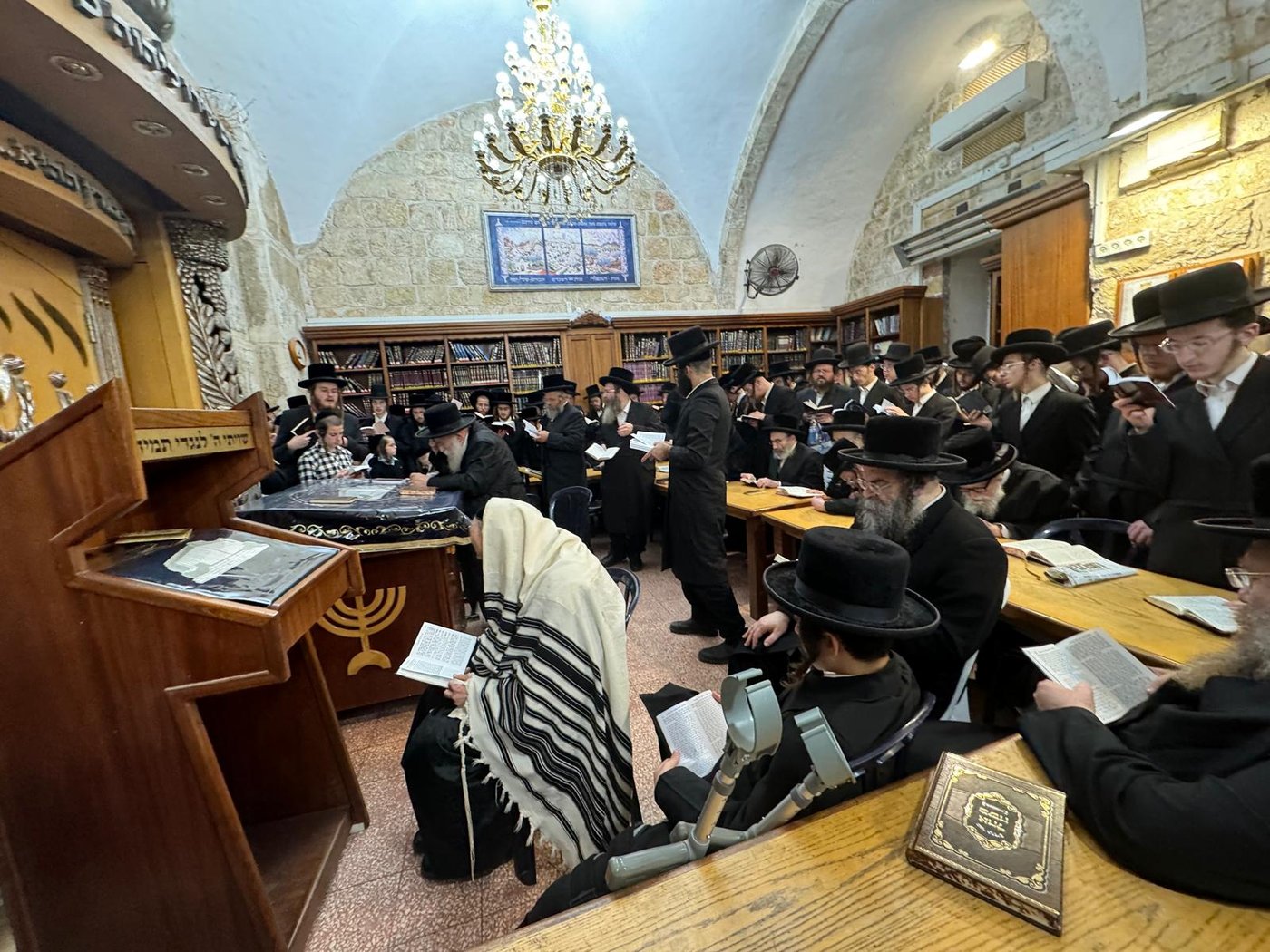גאב"ד מאקווא בתפילה במקומות הקדושים 
