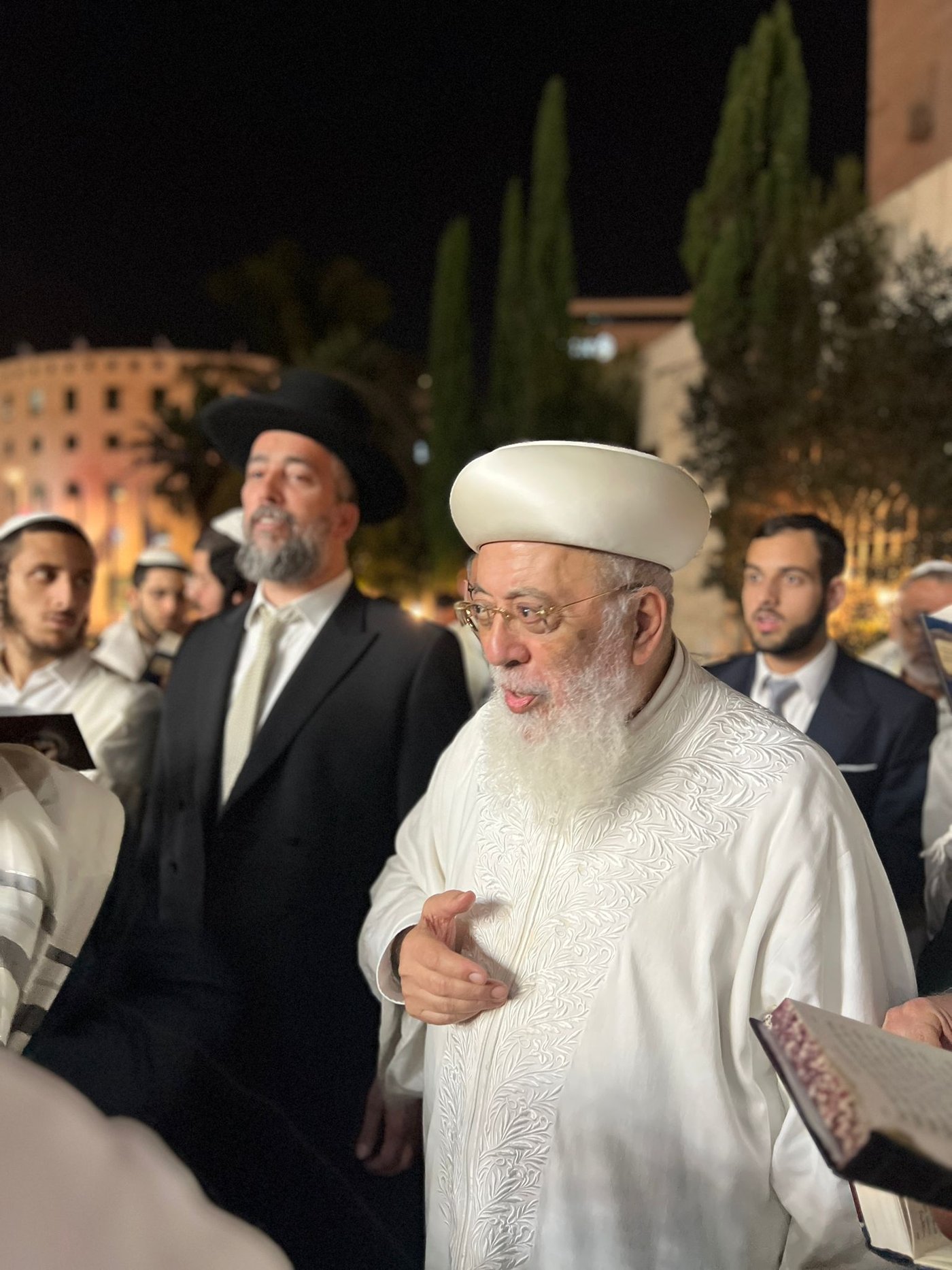 בגלימה הלבנה: הראשון לציון הגר"ש עמאר בהבדלה בצאת הצום