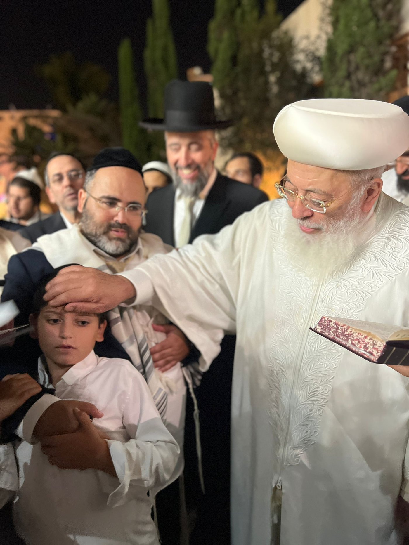 בגלימה הלבנה: הראשון לציון הגר"ש עמאר בהבדלה בצאת הצום