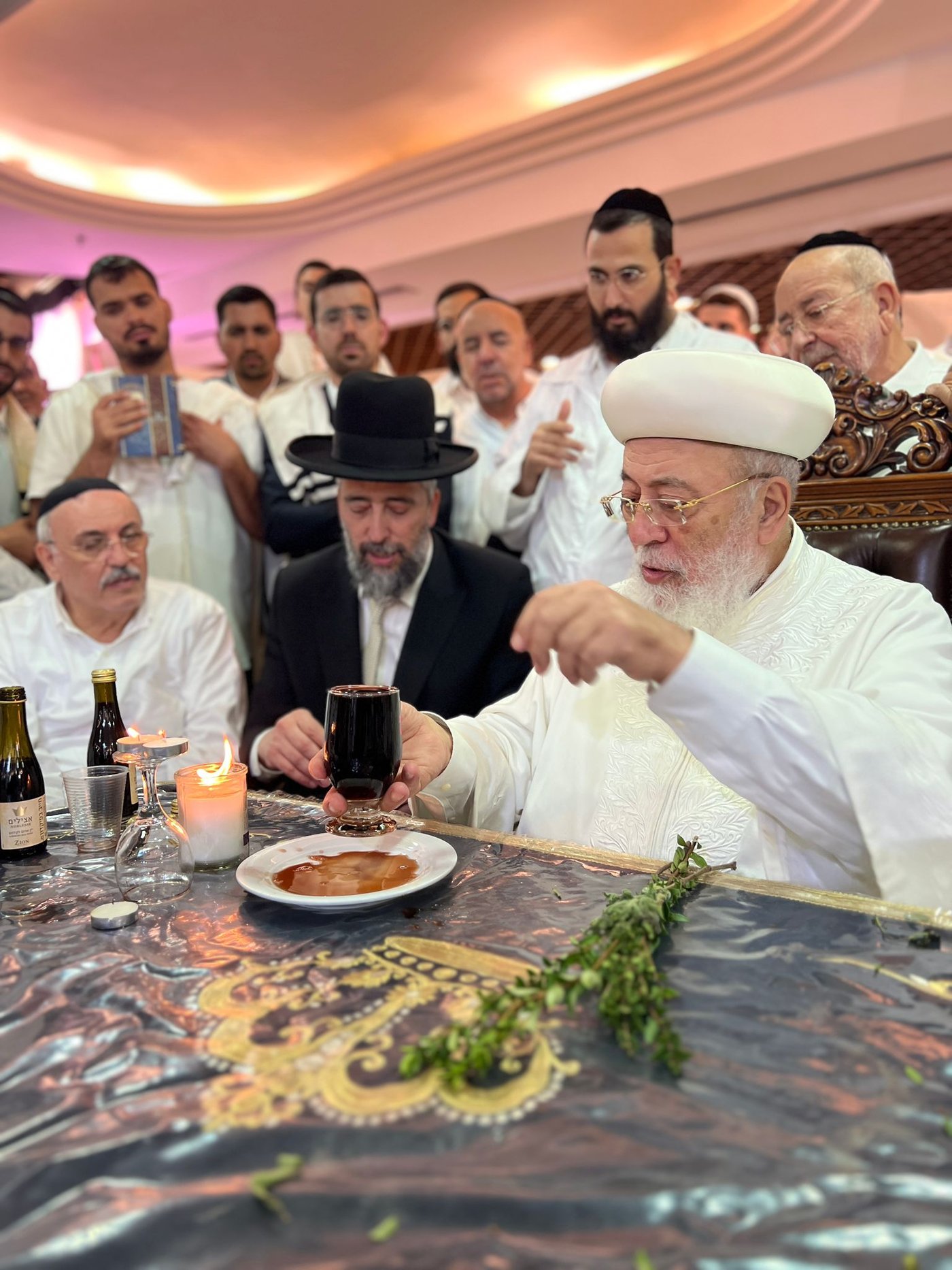 בגלימה הלבנה: הראשון לציון הגר"ש עמאר בהבדלה בצאת הצום