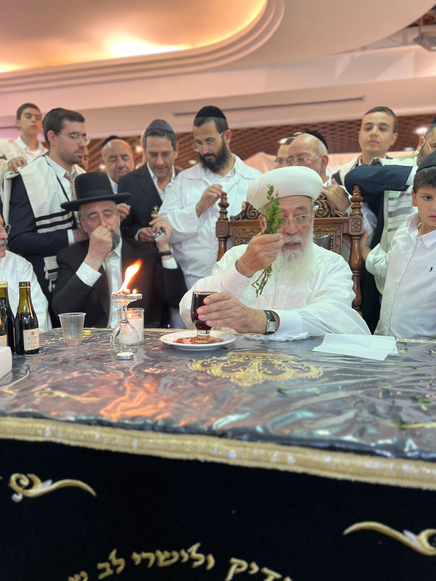 בגלימה הלבנה: הראשון לציון הגר"ש עמאר בהבדלה בצאת הצום