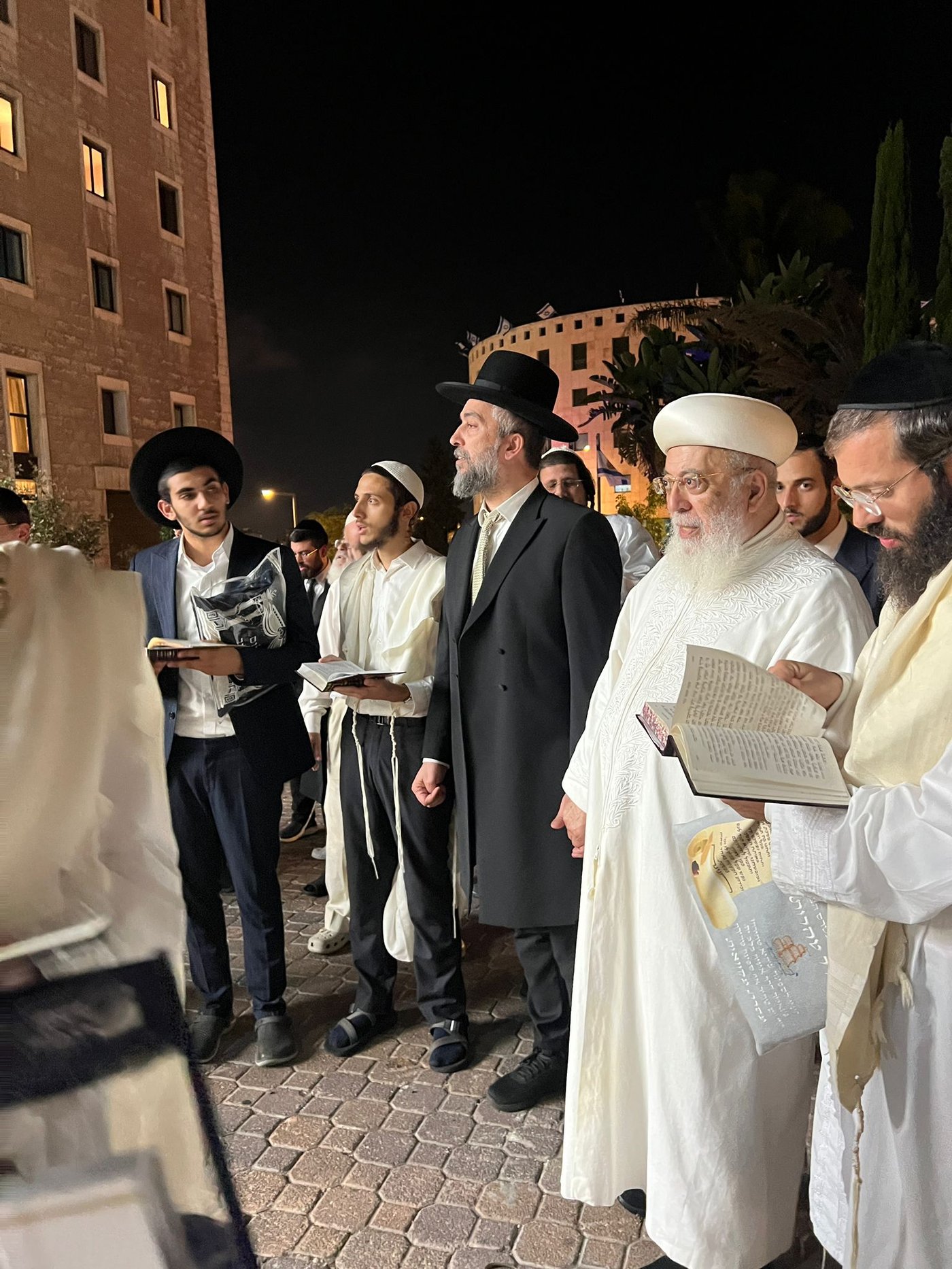בגלימה הלבנה: הראשון לציון הגר"ש עמאר בהבדלה בצאת הצום