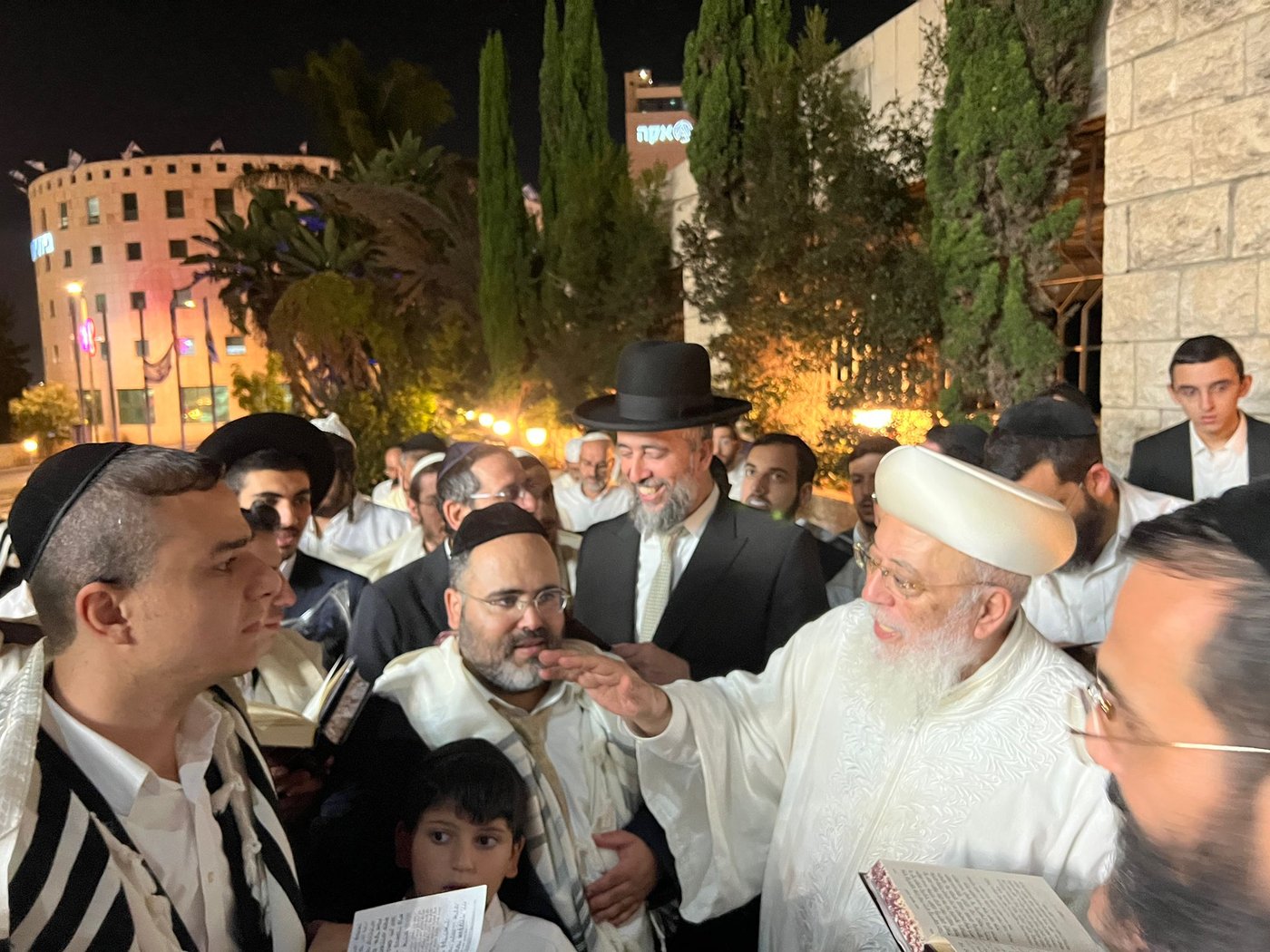 בגלימה הלבנה: הראשון לציון הגר"ש עמאר בהבדלה בצאת הצום