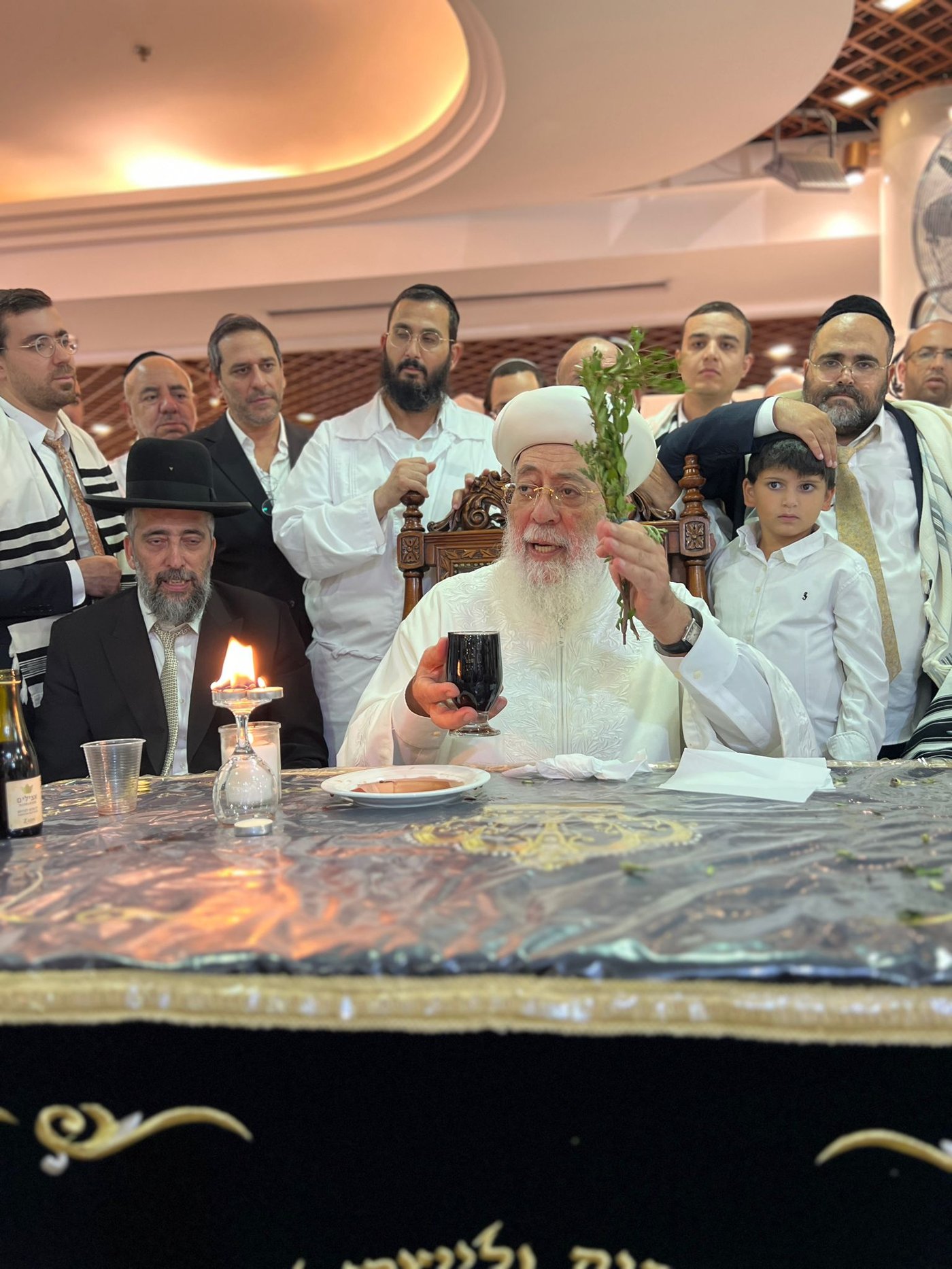 בגלימה הלבנה: הראשון לציון הגר"ש עמאר בהבדלה בצאת הצום