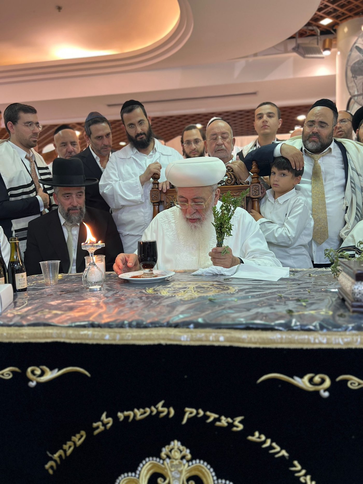 בגלימה הלבנה: הראשון לציון הגר"ש עמאר בהבדלה בצאת הצום