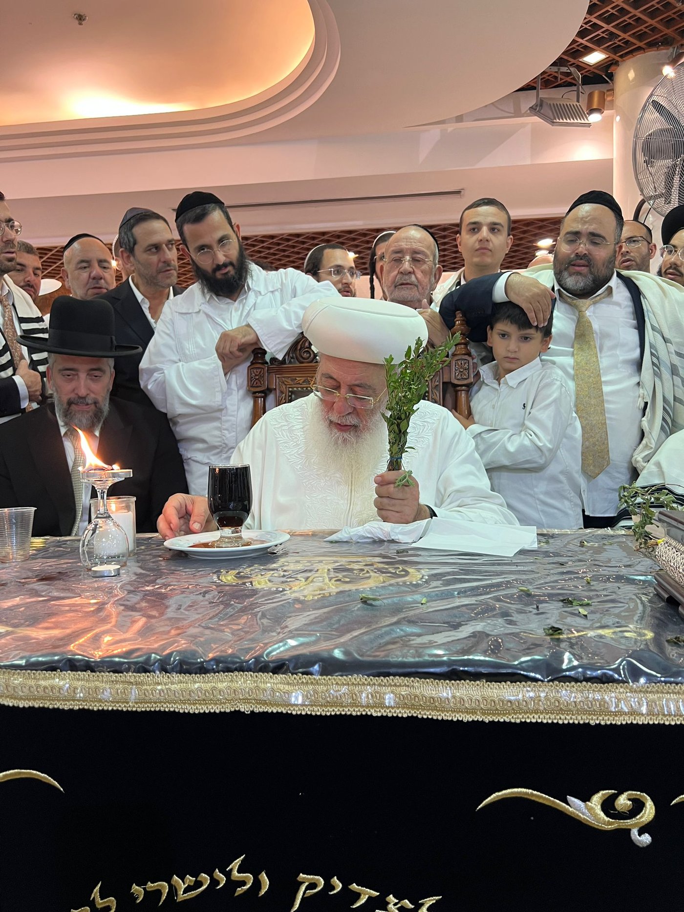 בגלימה הלבנה: הראשון לציון הגר"ש עמאר בהבדלה בצאת הצום