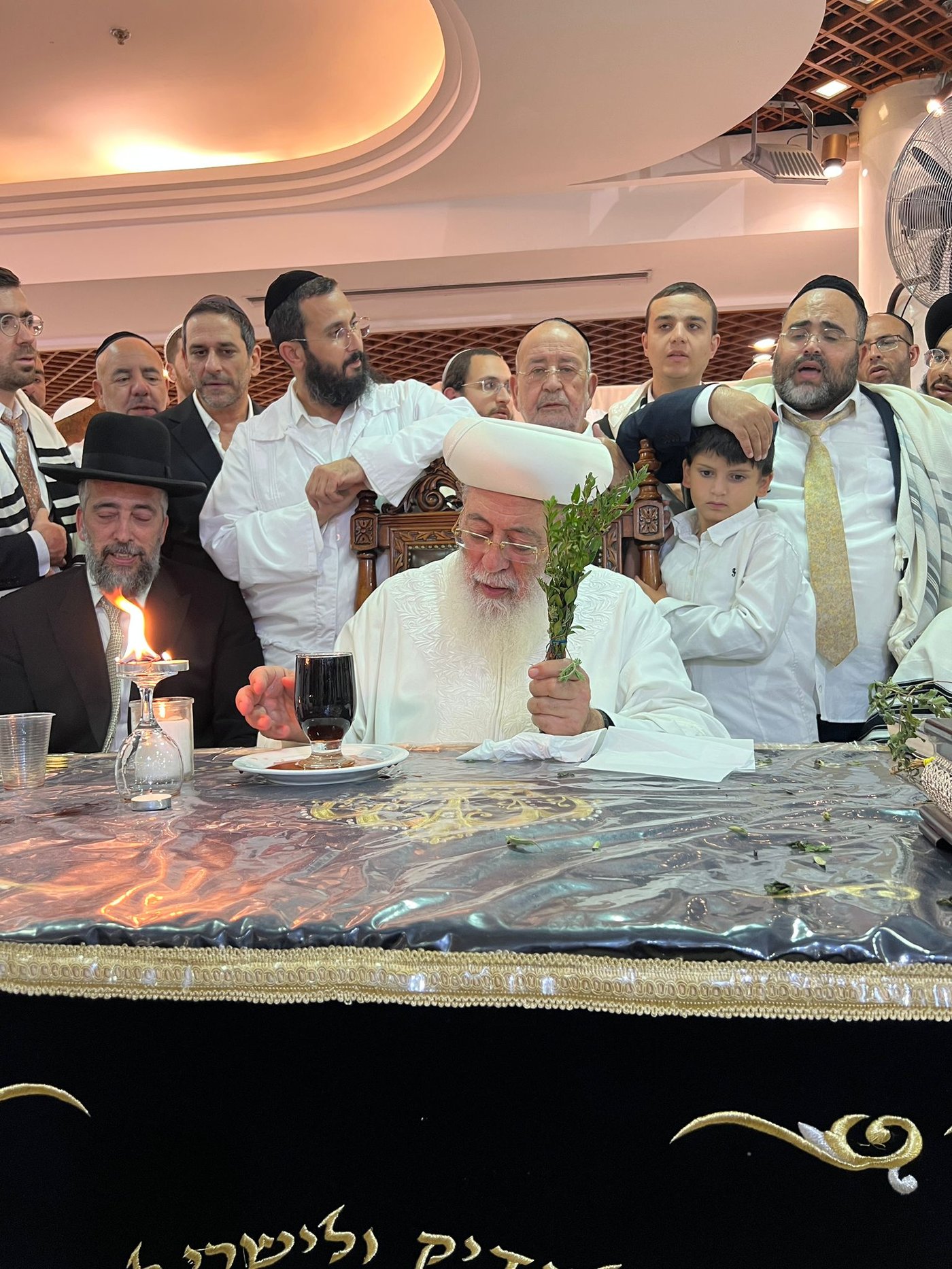 בגלימה הלבנה: הראשון לציון הגר"ש עמאר בהבדלה בצאת הצום