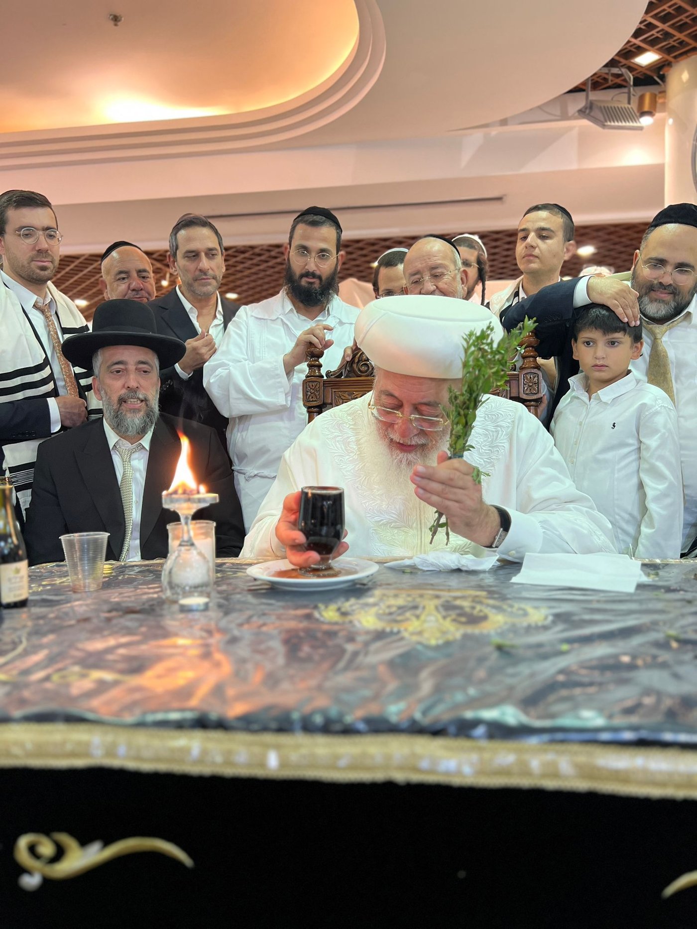 בגלימה הלבנה: הראשון לציון הגר"ש עמאר בהבדלה בצאת הצום