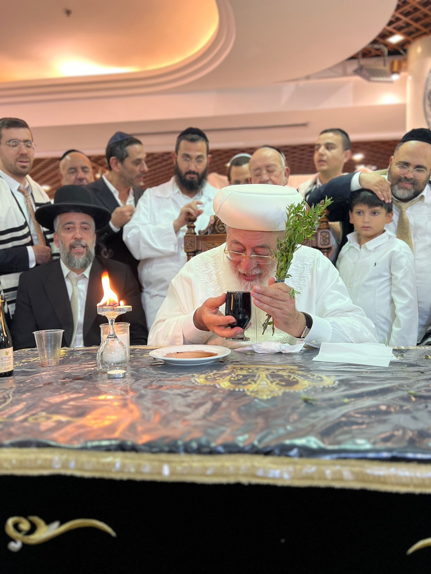 בגלימה הלבנה: הראשון לציון הגר"ש עמאר בהבדלה בצאת הצום