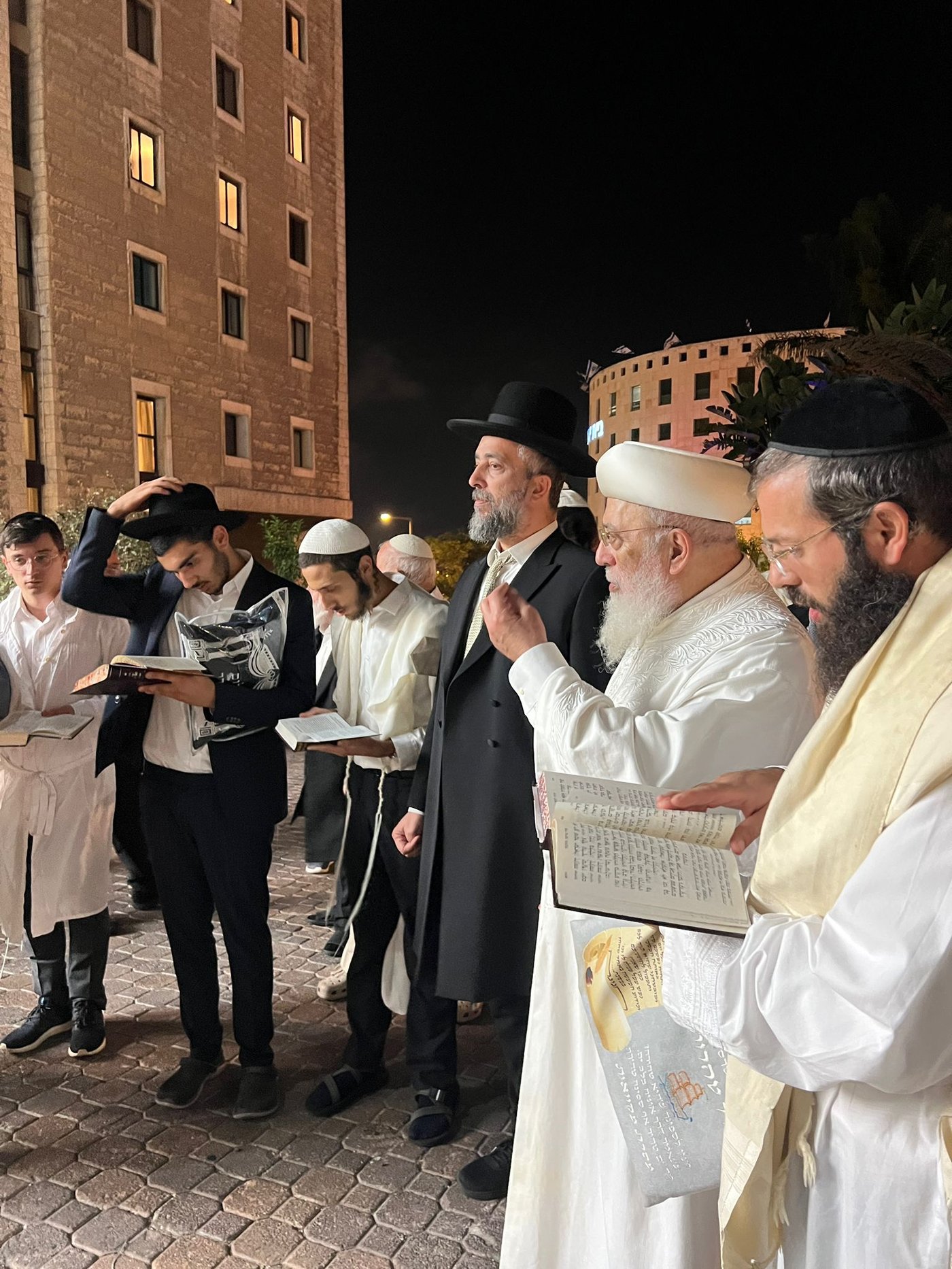 בגלימה הלבנה: הראשון לציון הגר"ש עמאר בהבדלה בצאת הצום