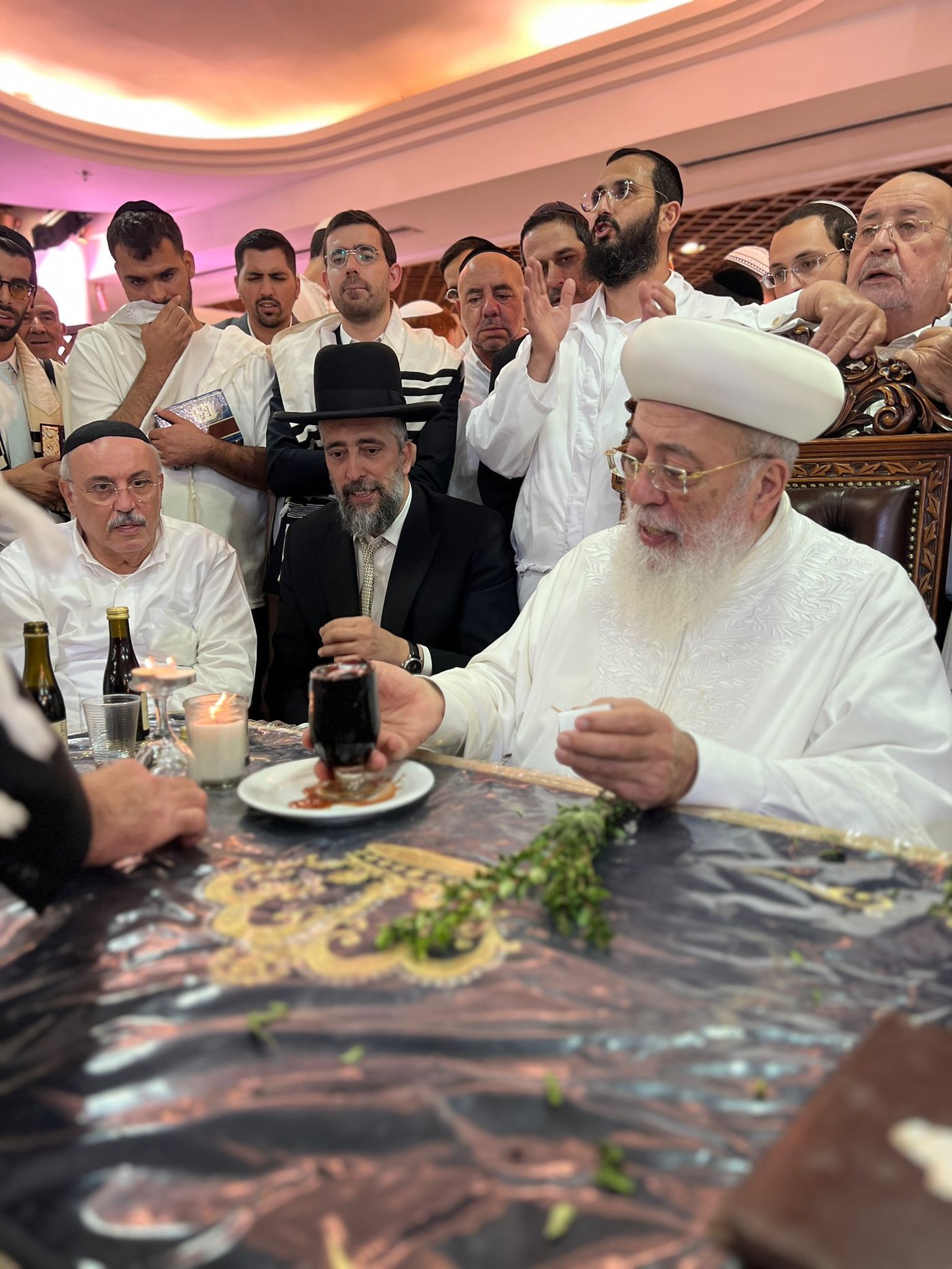 בגלימה הלבנה: הראשון לציון הגר"ש עמאר בהבדלה בצאת הצום