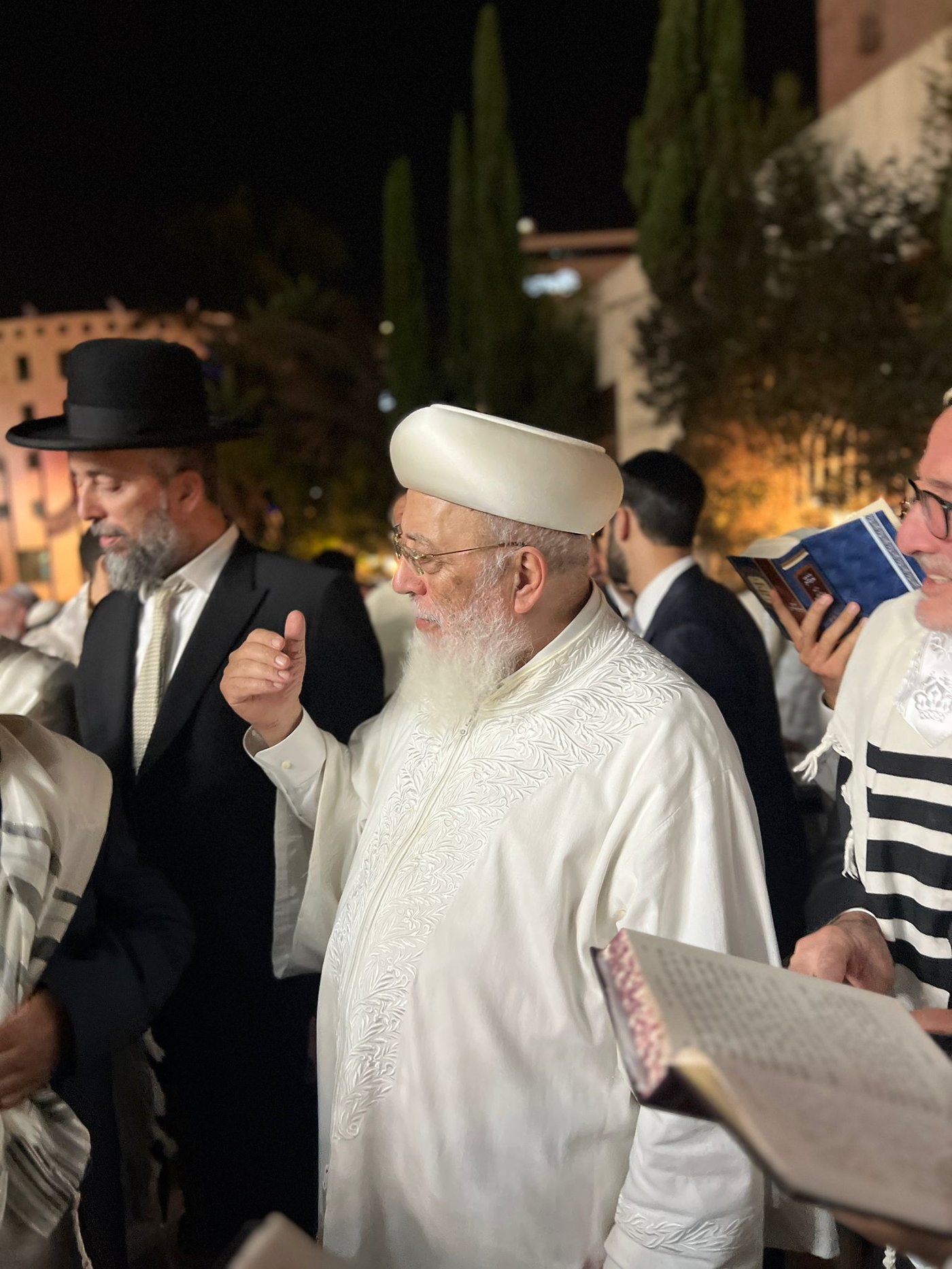 בגלימה הלבנה: הראשון לציון הגר"ש עמאר בהבדלה בצאת הצום