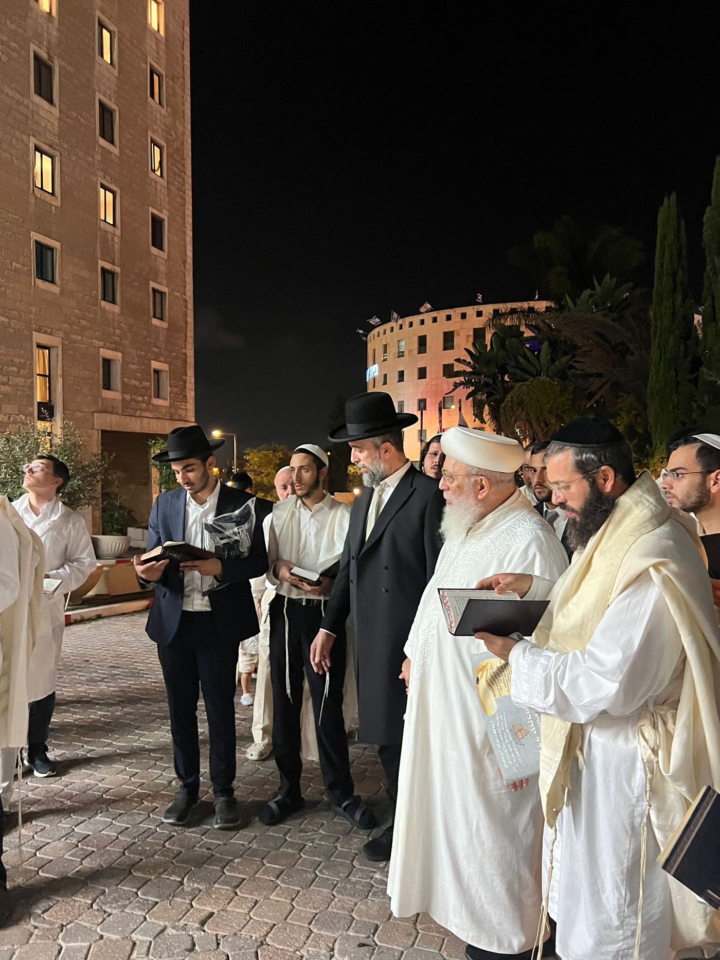 בגלימה הלבנה: הראשון לציון הגר"ש עמאר בהבדלה בצאת הצום