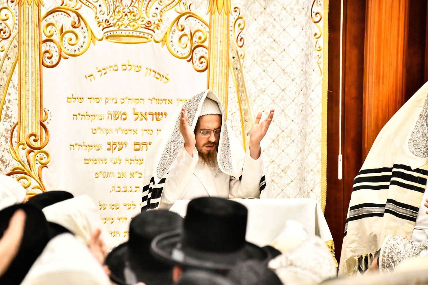 מוצאי יום כיפור בחצה"ק סאדיגורה 