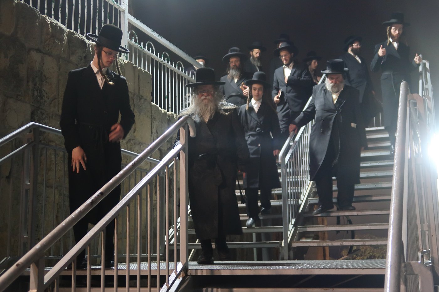 האדמו"ר מקוזמיר בסליחות בקבר 'שמואל הנביא' 
