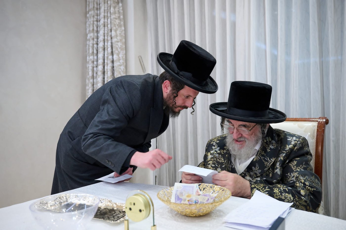 אביו העסקן הרב מאיר ויזל, מזכיר את בנו אצל רבו האדמו"ר מויז'ניץ