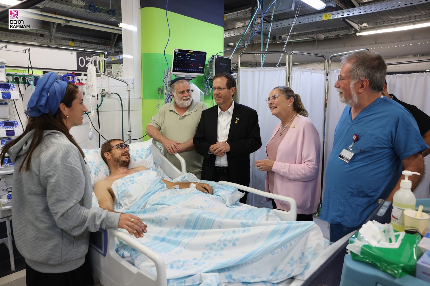 נשיא המדינה ורעייתו. עם פרופ מירי הלברטל , בביקור חייל המילואים מיכאל אגוזי מירושלים, שנפצע קשה בלבנון.