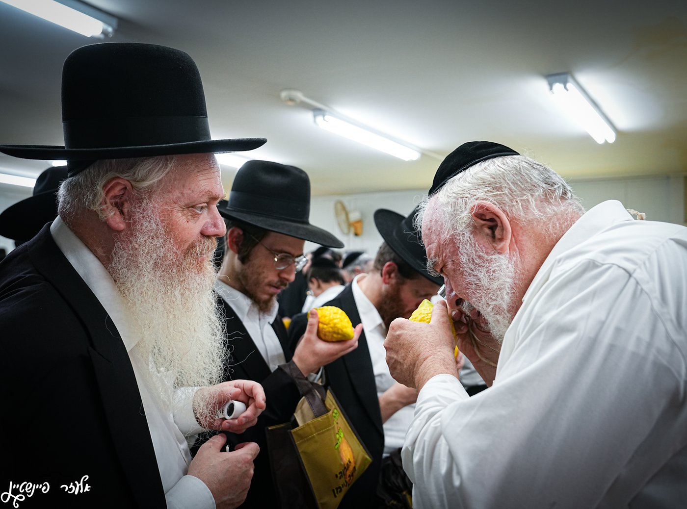 אווירת ערב חג ברחובותיה של העיר בני ברק 