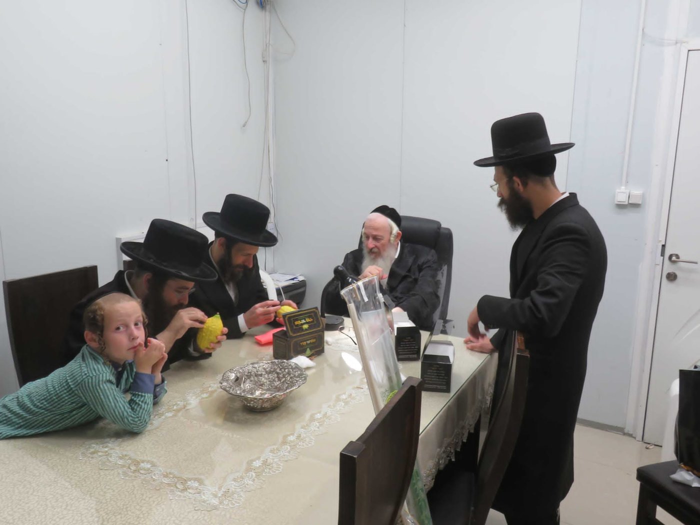 גדולי רבני העיר אלעד במענה לתושבי העיר בעניין ד' מינים