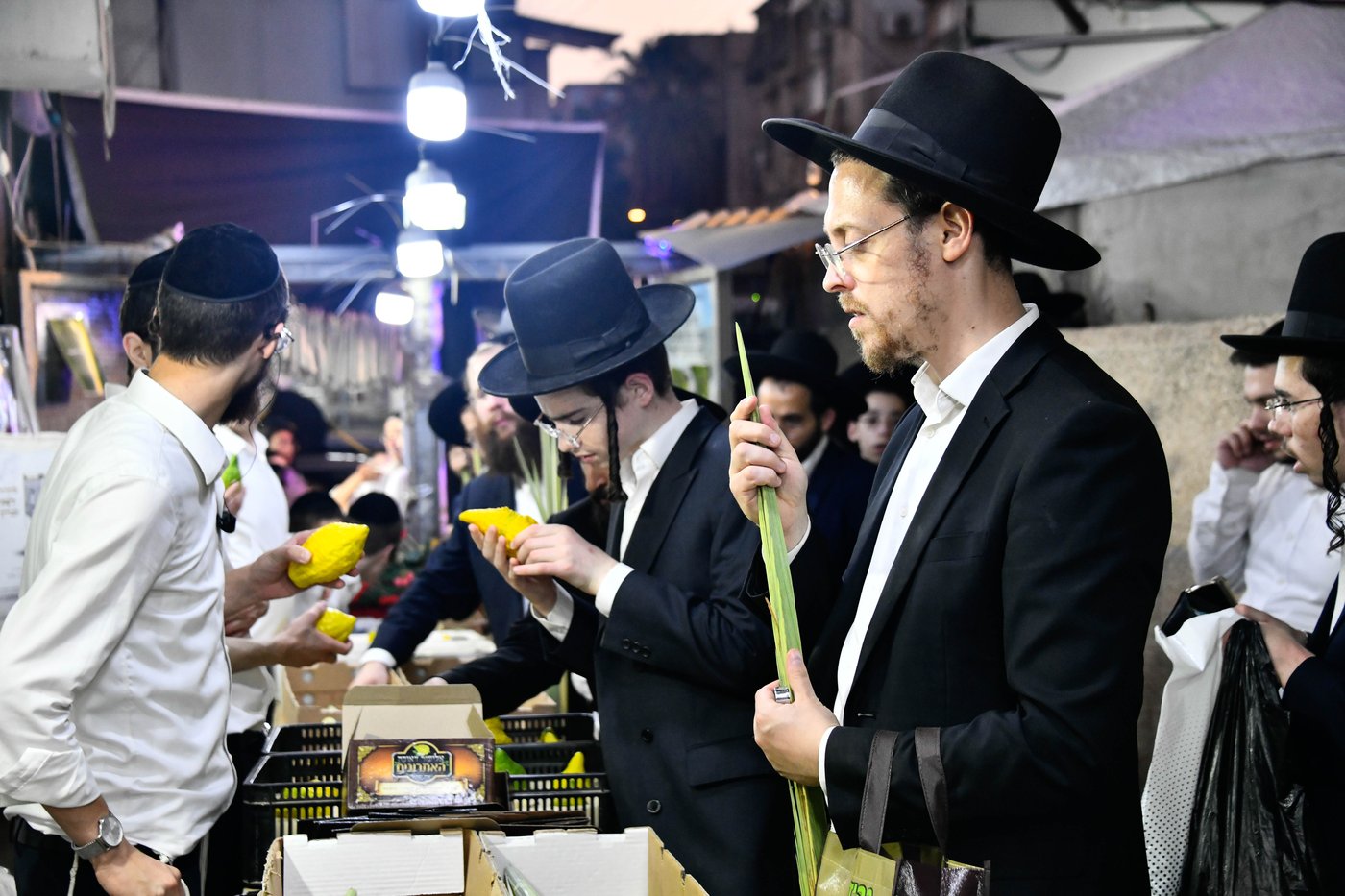 ערב חג הסוכות ברחובות בני ברק 
