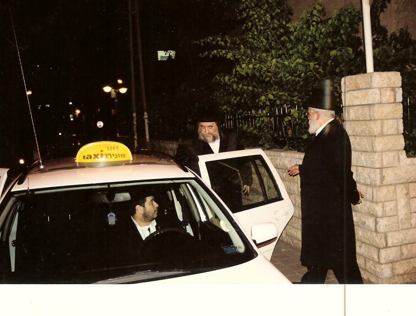 הרב חיים משה פלדמן מלווה את האדמו"ר מויז'ניץ בצאתו מהביקור