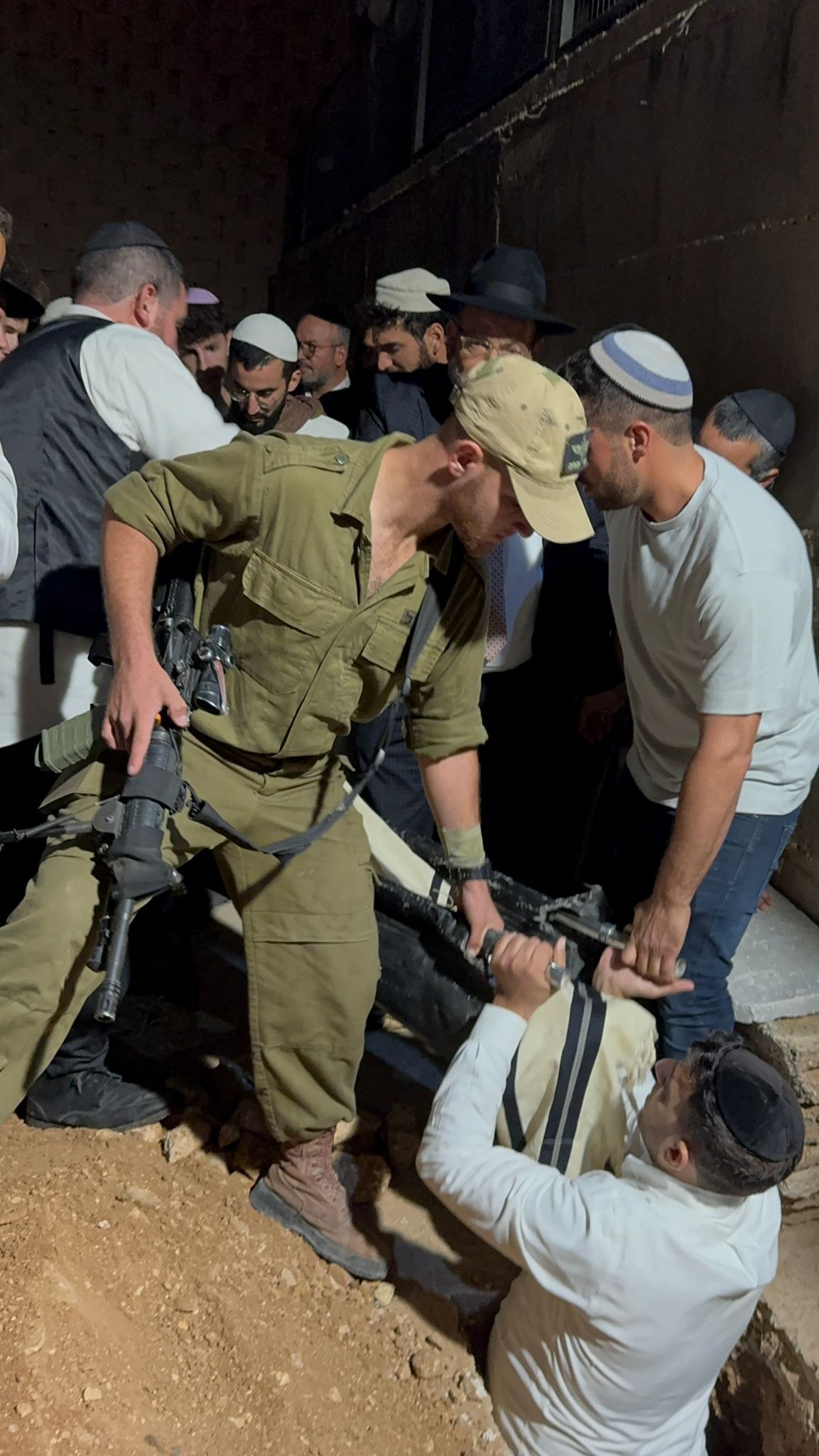 חיילם ואנשי הח"ק הספרדית בקבורה