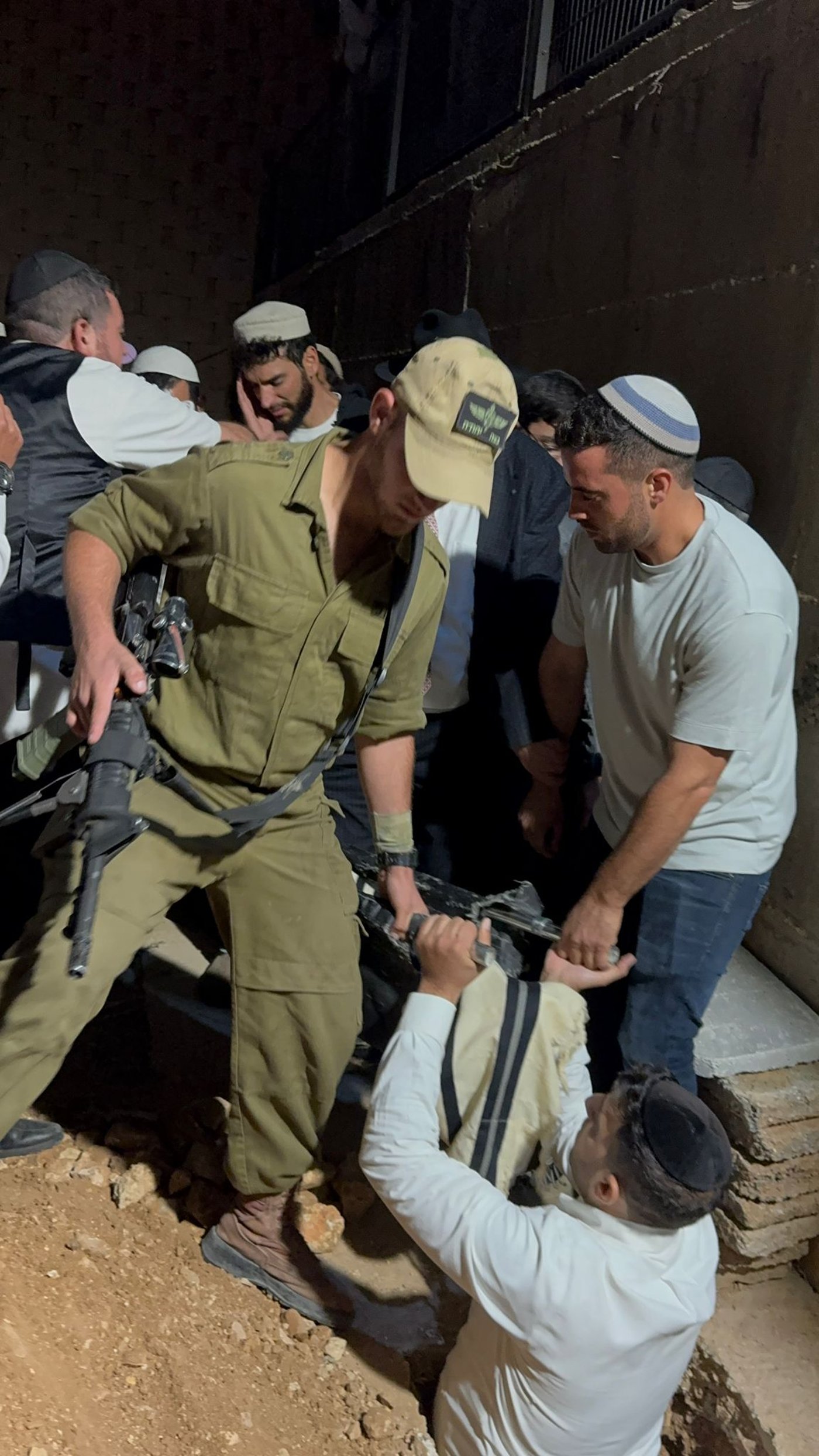 חיילם ואנשי הח"ק הספרדית בקבורה