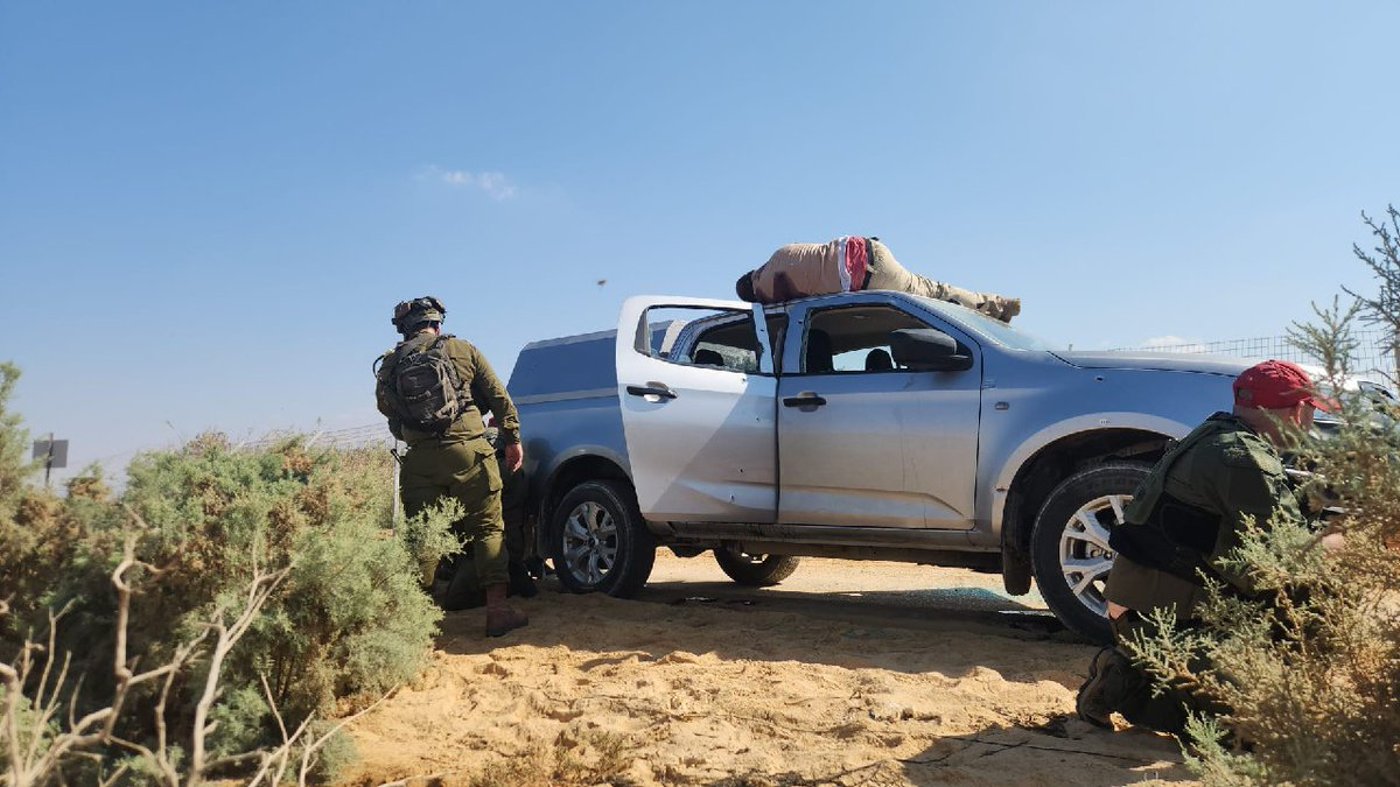 מחבל מחוסל על גג רכב בזירת הפיגוע בנאות הכיכר על יד ים המלח