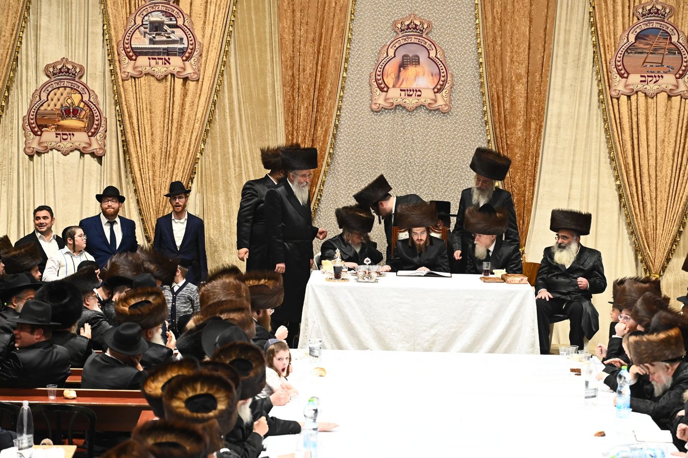 האדמו"ר מסאדיגורה בטיש לכבוד סוכות 
