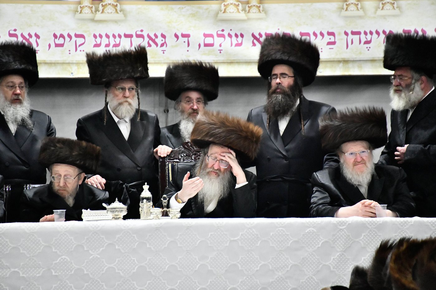 האדמו"ר מביאלה בעריכת הטיש לכבוד חג הסוכות 