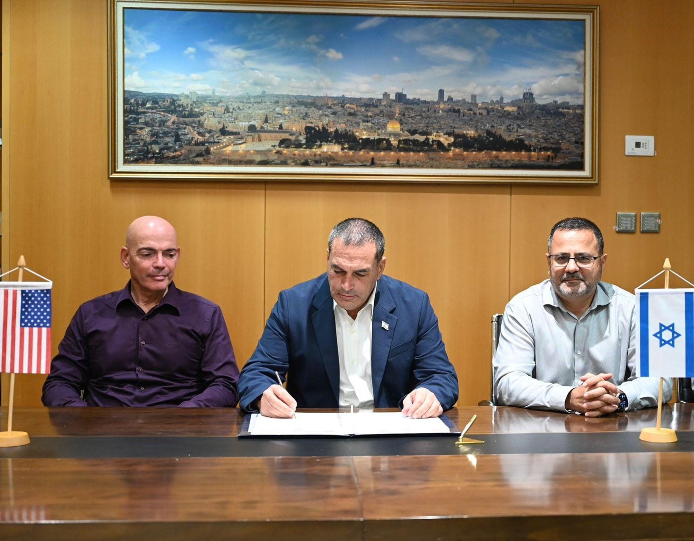 לצד מנכ"ל משרד הביטחון: ראש מפא"ת, תא"ל (מיל') ד"ר דני גולד והסגן הבכיר לראש האגף הביטחוני מדיני, אילן מזושן