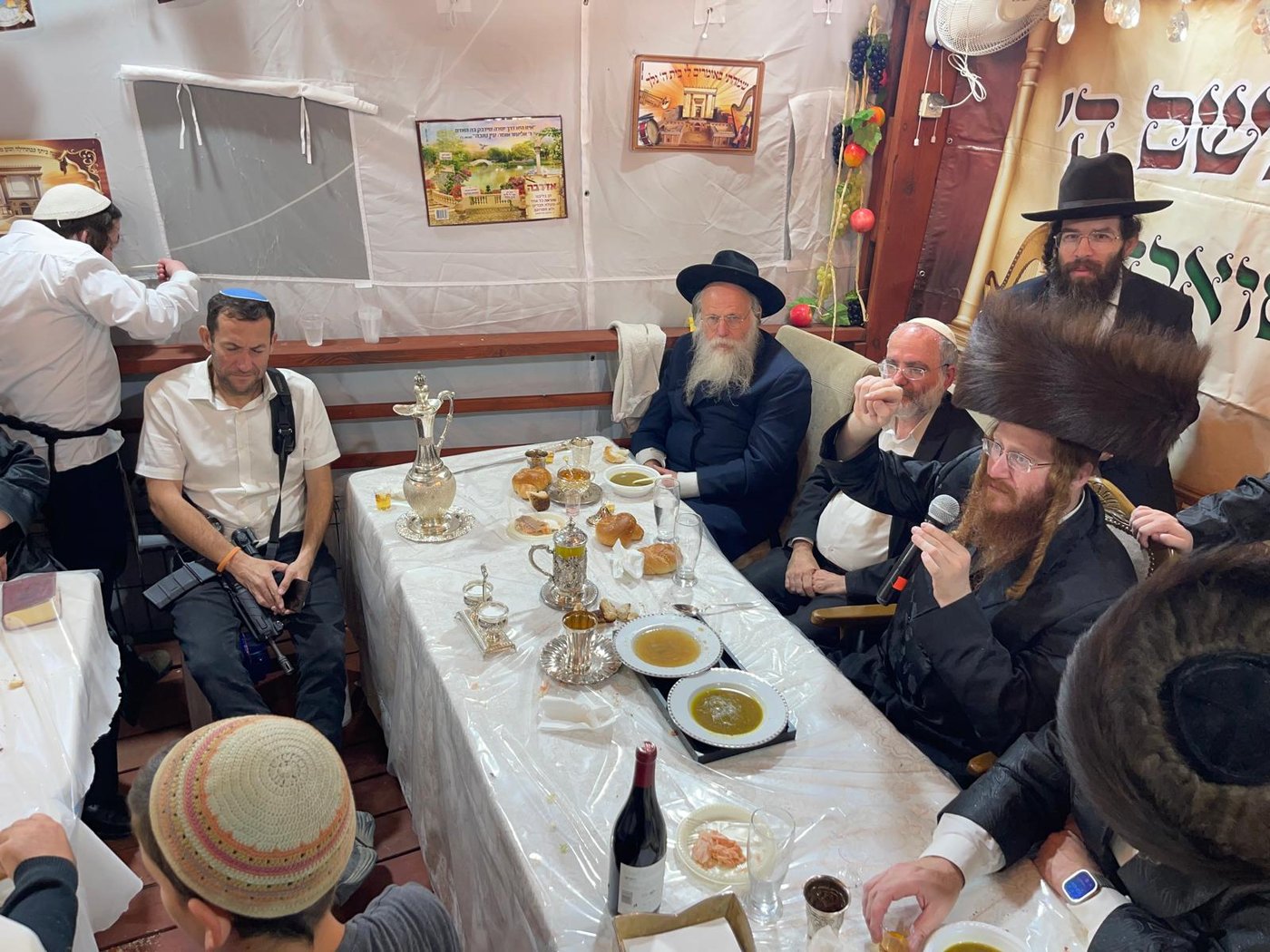 חג הסוכות בחצה"ק קאליב 