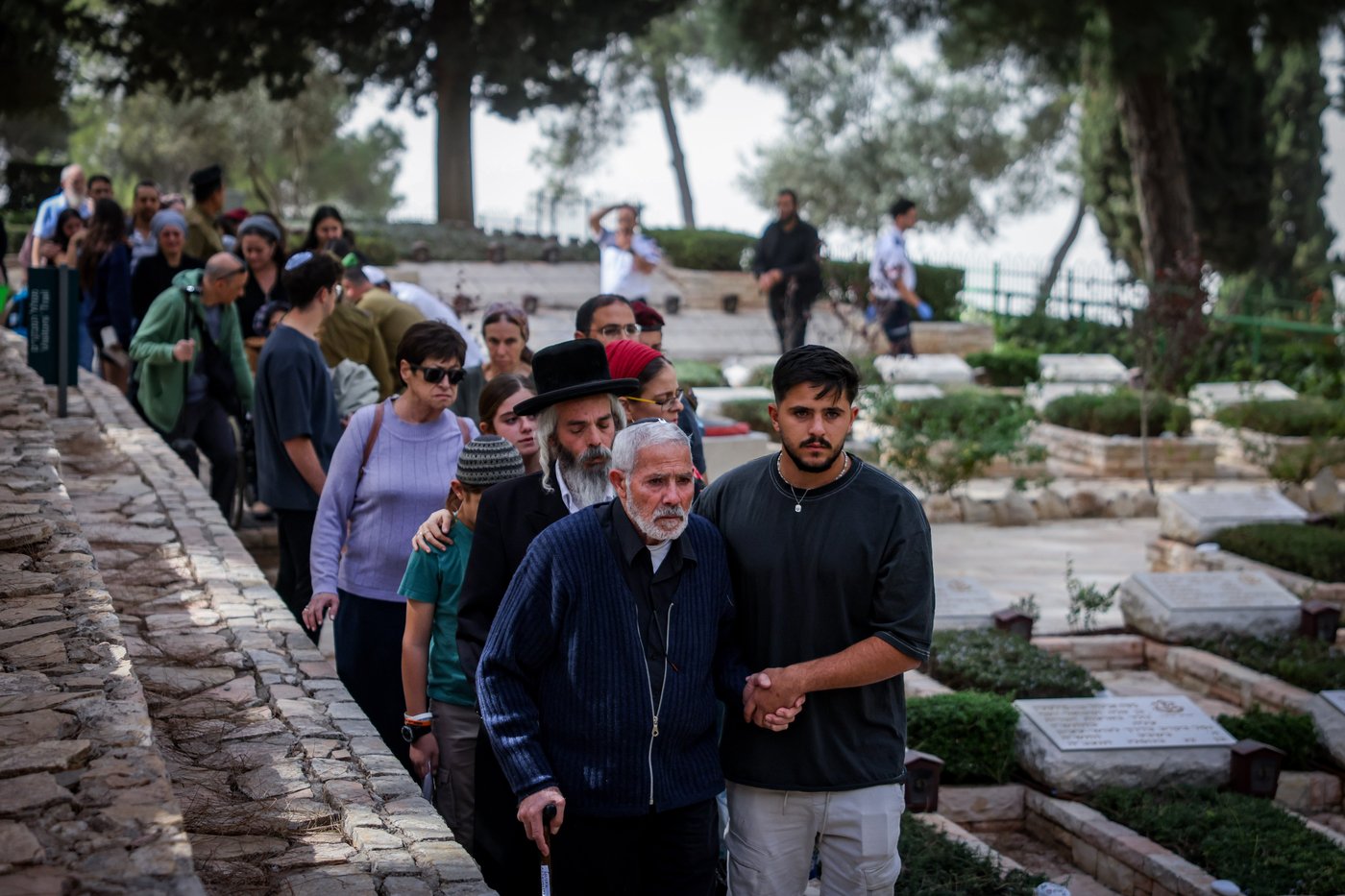 משפחה וחבריו של לוחם המילואים רס"ב (במיל') מרדכי חיים אמויאל ז"ל, בן 42 בנופלו בקרב בדרום לבנון, משתתפים בהלווייתו בבית העלמין הצבאי הר הרצל