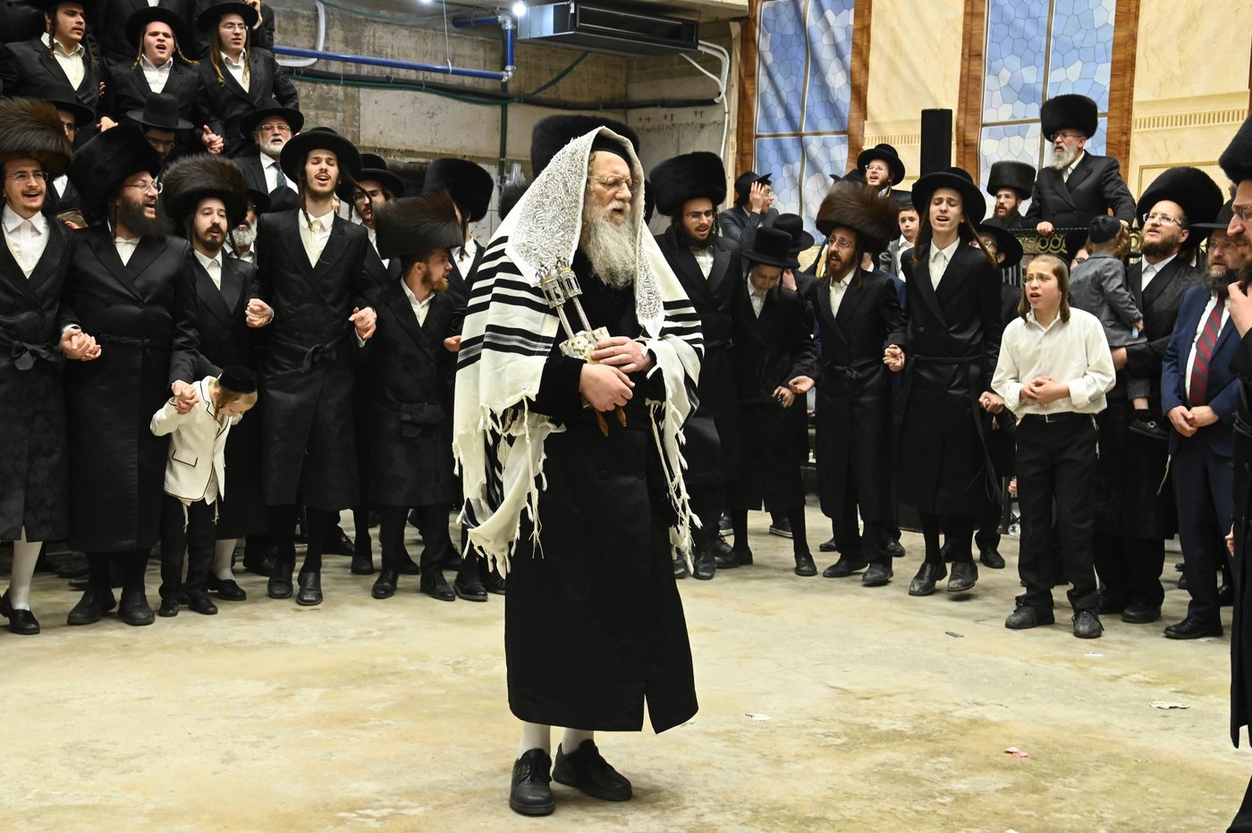 הקפות שניות בחצה"ק מודז'יץ