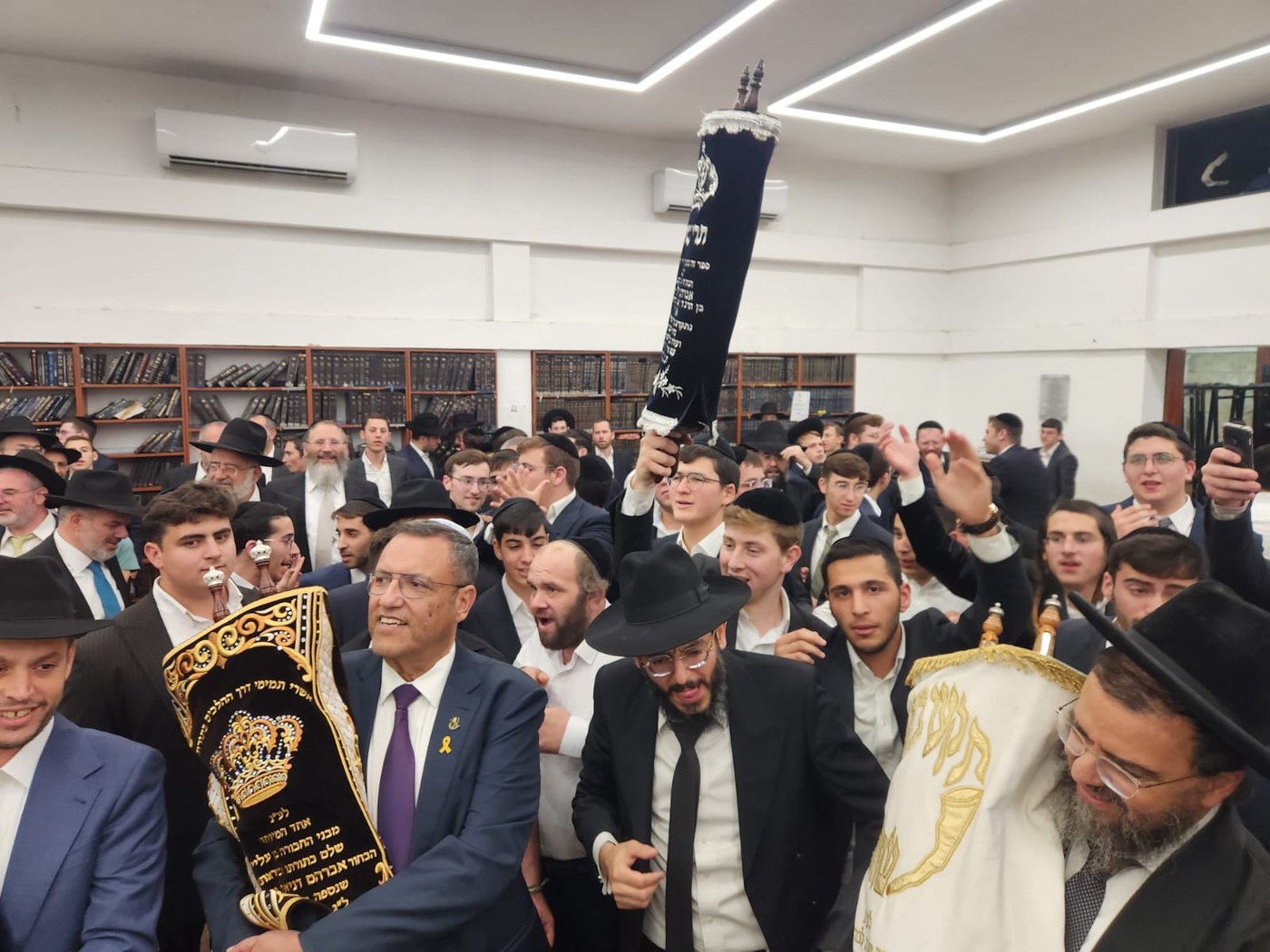 השמחה בישיבת לנדא