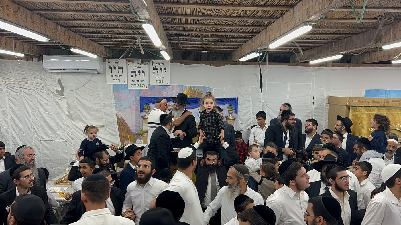 סוכות אצל הרה"צ רבי ישראל אברג'ל