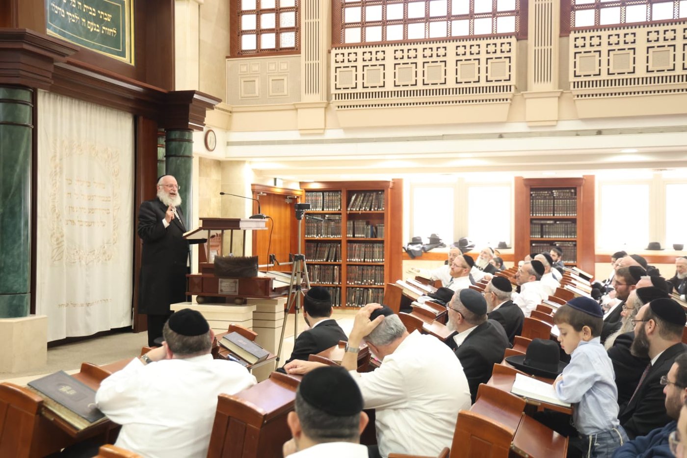 חג הסוכות אצל הגאון רבי אשר וייס גאב"ד דרכי הוראה 
